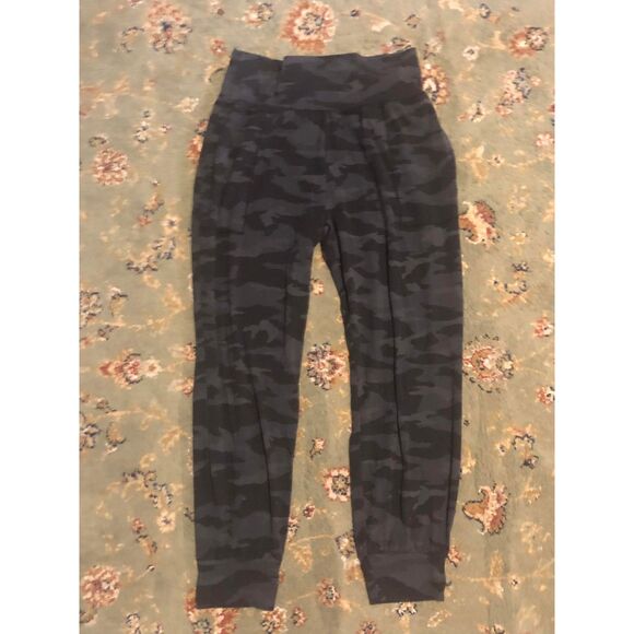 Athleta Salutation Cruise Camo Black Jogger Pants, size L - Picture 4 of 5